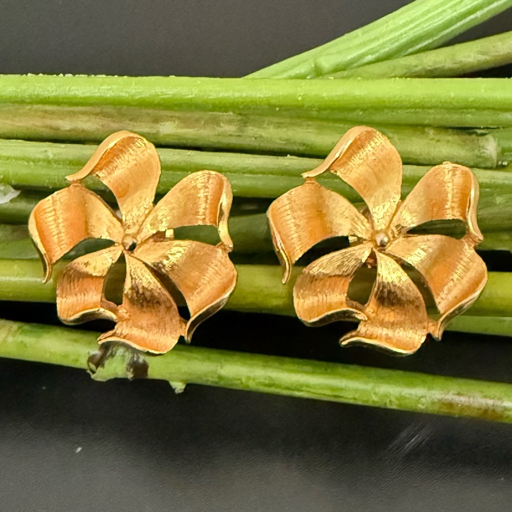 Vintage Unsigned Brushed Gold-tone Flower Clip On Earrings 13g.